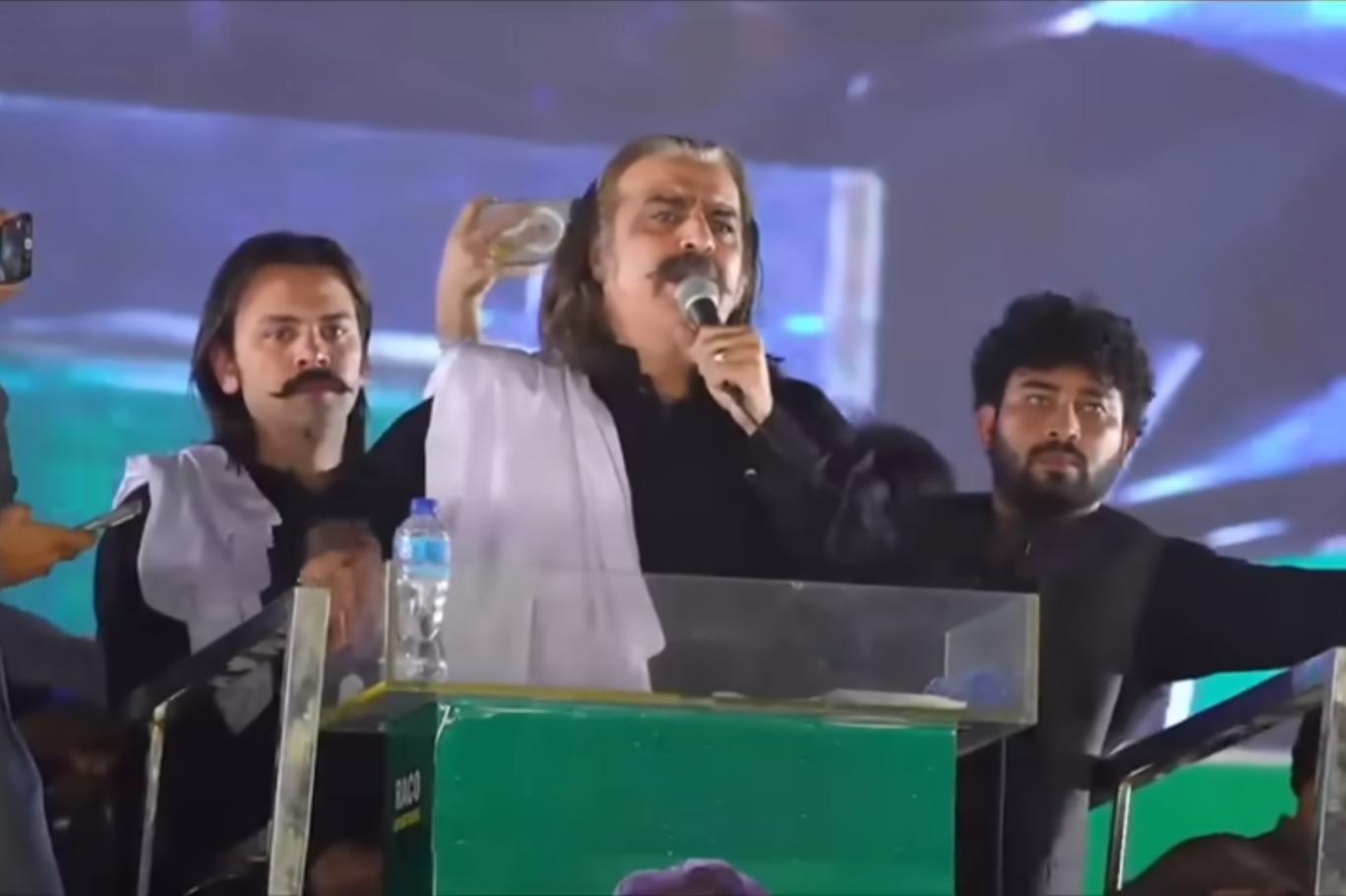علی امین گنڈاپور کا پیغام: عاصم منیر عمران خان کا مسئلہ حل کریں، پشاور جلسے میں مطالبہ