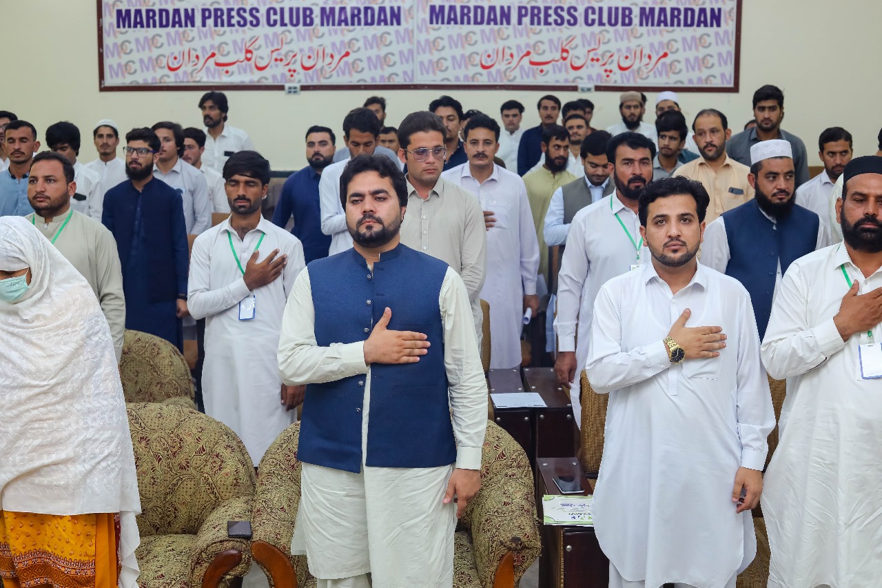 مردان پریس کلب میں مردان یوتھ پارلیمنٹ کے سالانہ حلف برداری تقریب.