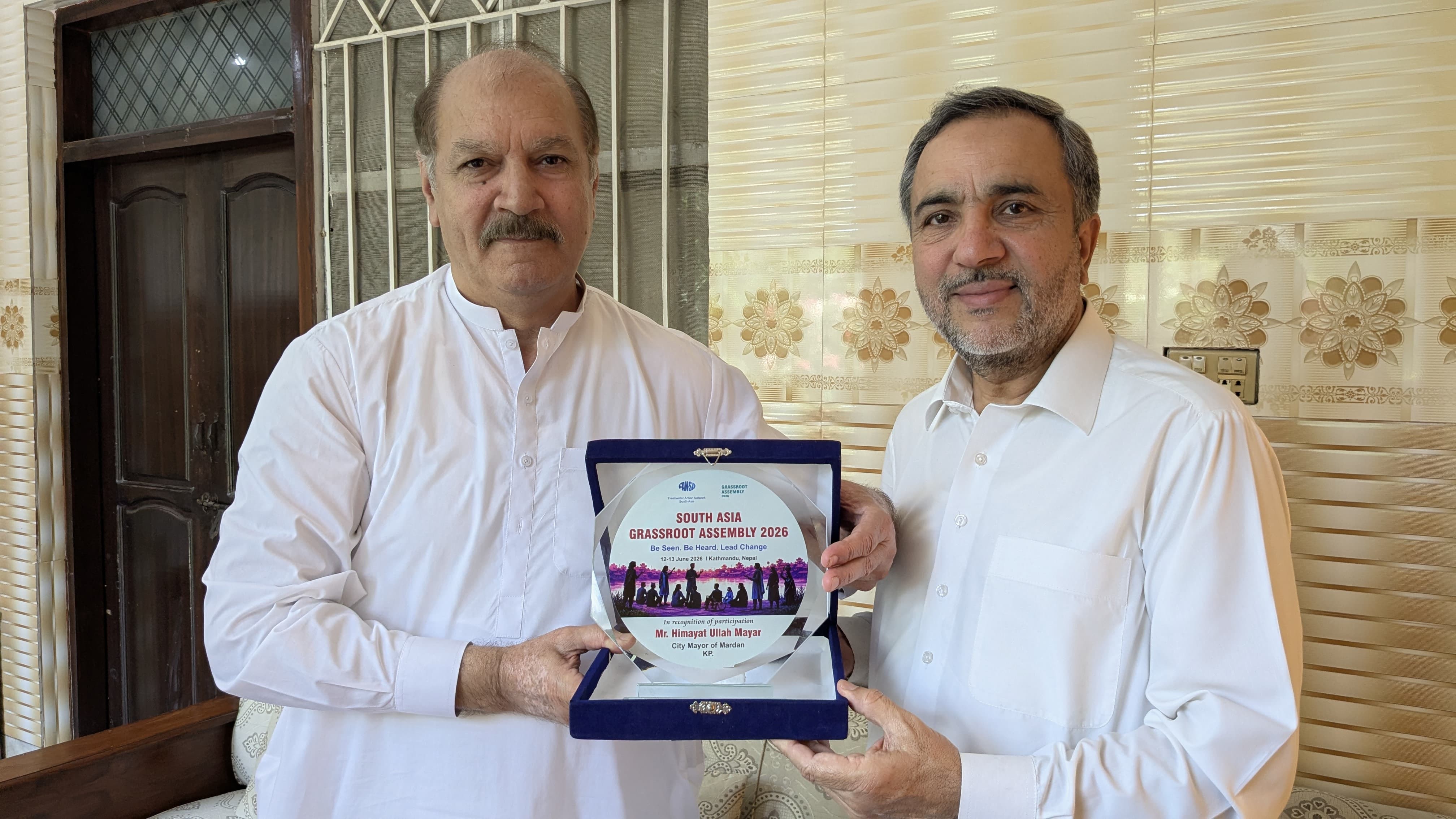 ,سٹی میئر حمایت اللہ مایار کو بہترین عوامی خدمات پر شیلڈ سے نوازا گیا  پر شلیڈ سے بوازا گیا