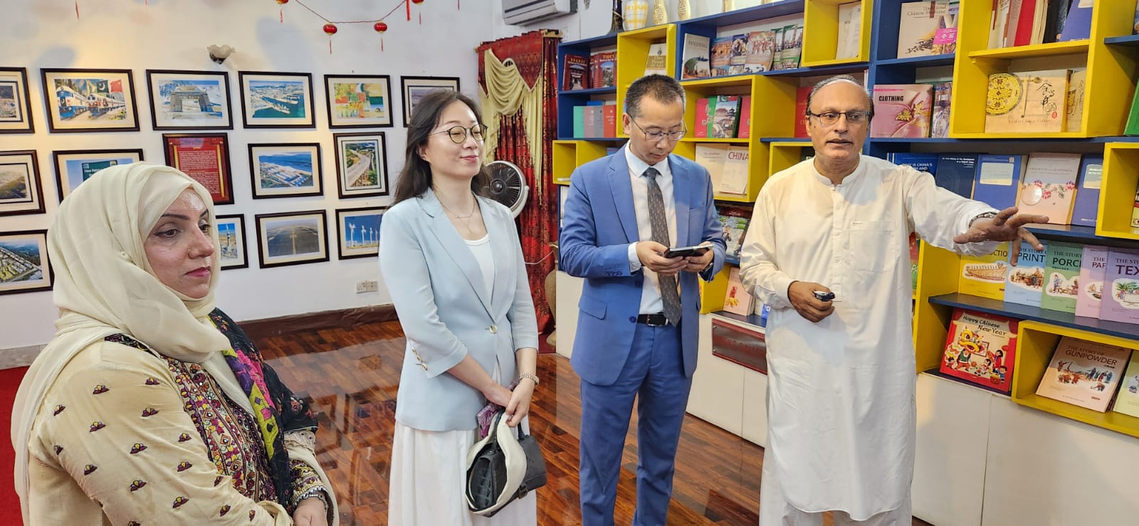 Chines  cultural Delegation Praises ChinaWindow
