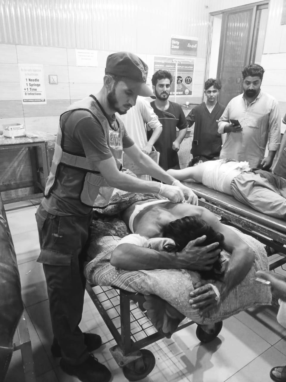 مردان: جھاڑو عیسیٰ کلے میں فائرنگ سے دو افراد شدید زخمی